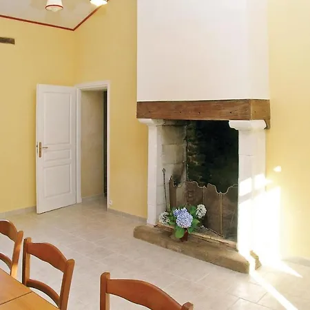 2 Bedroom Gorgeous In Hermier Feriehus La Chapelle-Hermier
